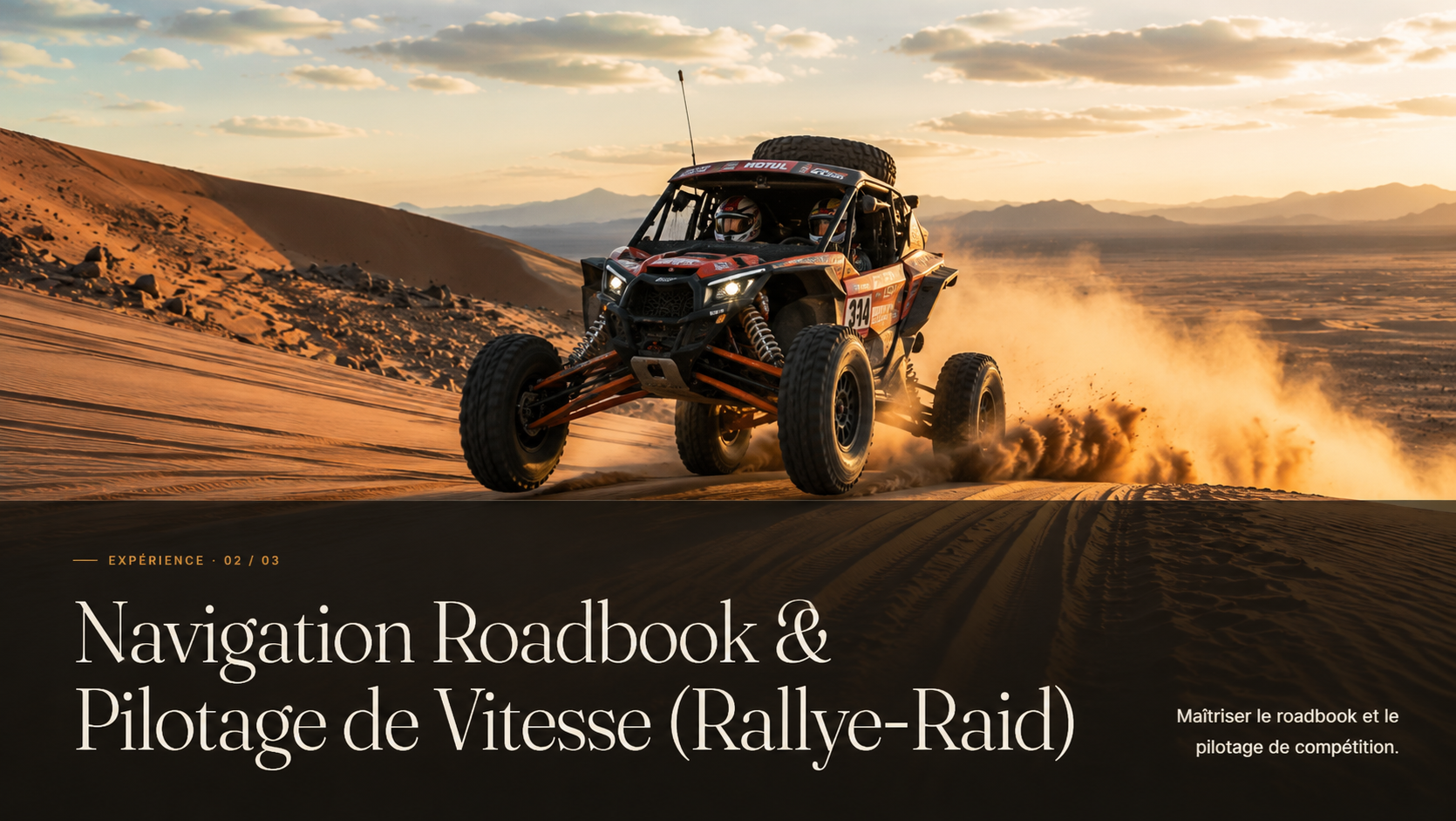Buggy de rallye-raid en pleine action soulevant une gerbe de sable au coucher du soleil dans les dunes de Merzouga