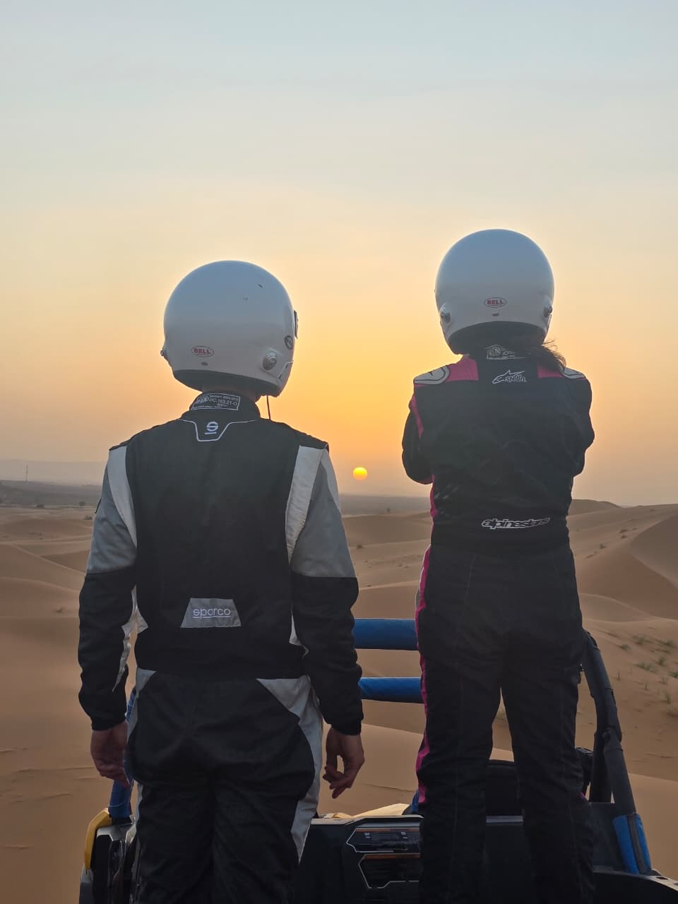 Pilotes face au coucher de soleil — Merzouga